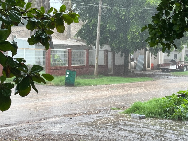 Intensa lluvia mañanera provoca inundación de vialidades en Guasave