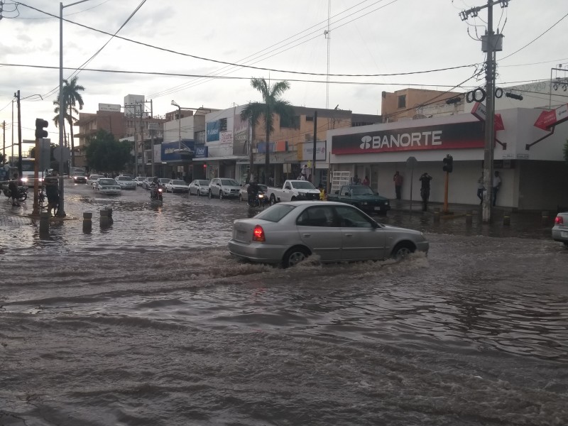 Intensa lluvia sorprende a Los Mochis