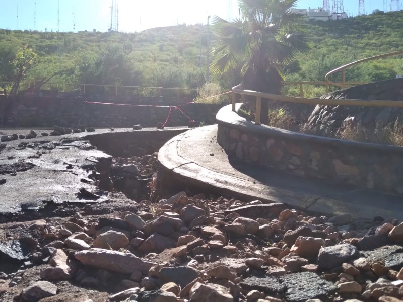 Intensas lluvias dejan gran socavón en cerro 