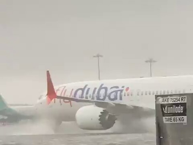 Video: Intensas lluvias inundan el aeropuerto de Dubái