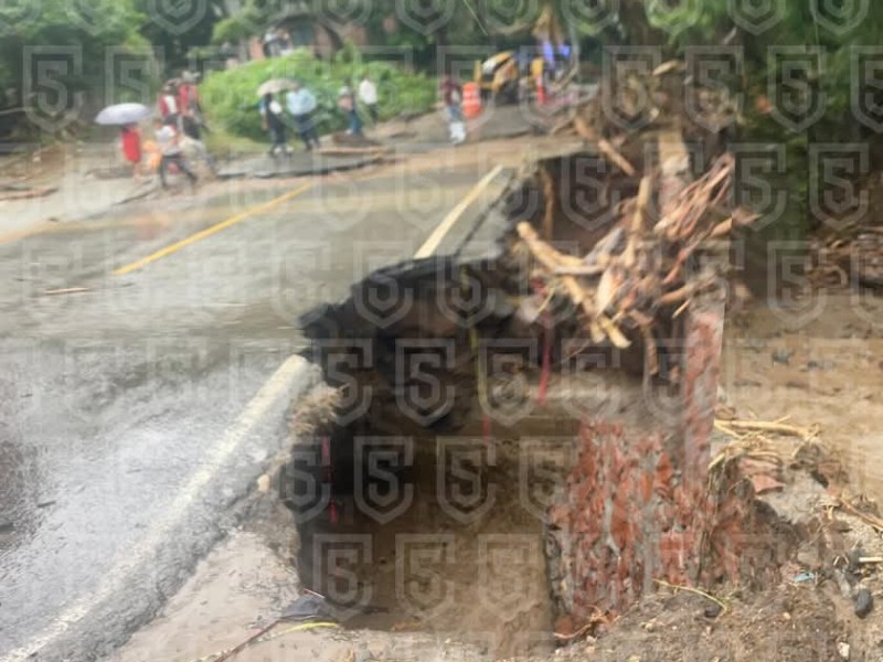 Intensas lluvias provocan cierres carreteros en Santo Tomás de los Plantamos