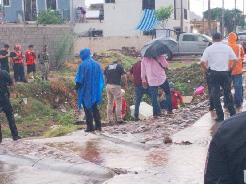 Intensas lluvias provocan tragedia, vehículos arrastrados y severas inundaciones en Guaymas.