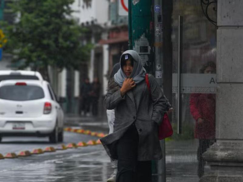 Intensas lluvias y frío en Toluca ante influencia de Simón e Isaías