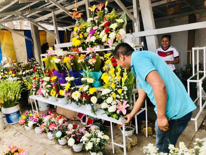 Intensas temperaturas dañan trabajo de floristas