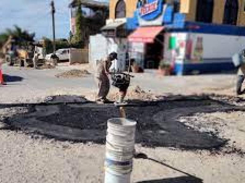 Intensifica Ayuntamiento labores de bacheo en el municipio