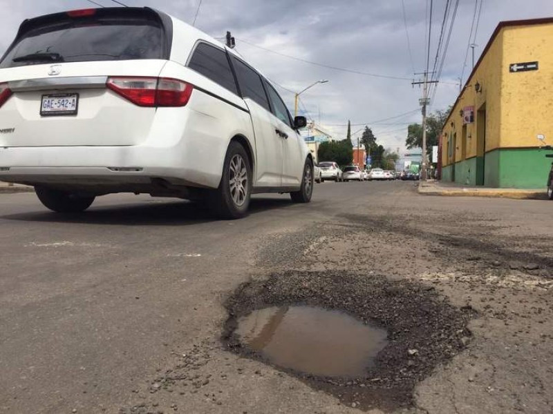 Intensifican bacheo en diferentes calles de la ciudad