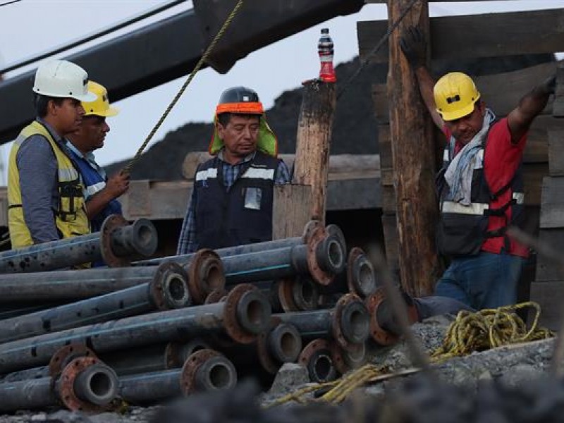 Intensifican búsqueda de mineros atrapados  por derrumbe