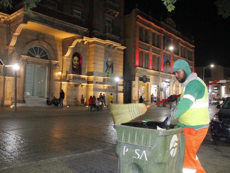 Intensifican labores de limpieza en el centro de Torreón