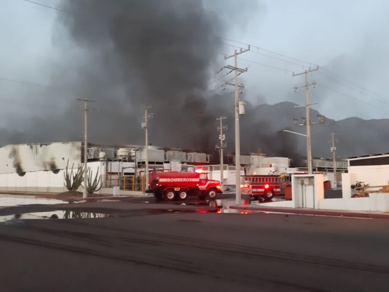 Intenso incendio en dos plantas de Roca Fuerte