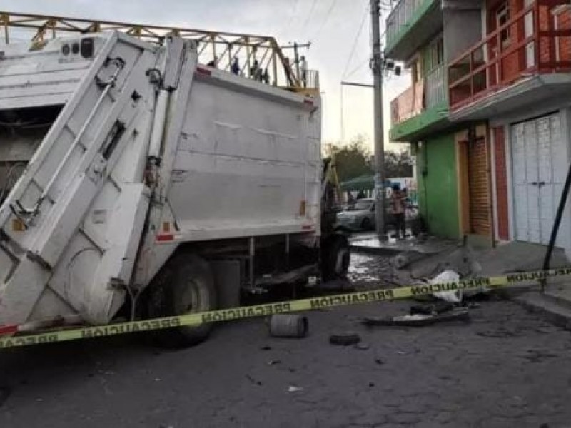 Intenta ganarle camión de basura a tren en Lara Grajales