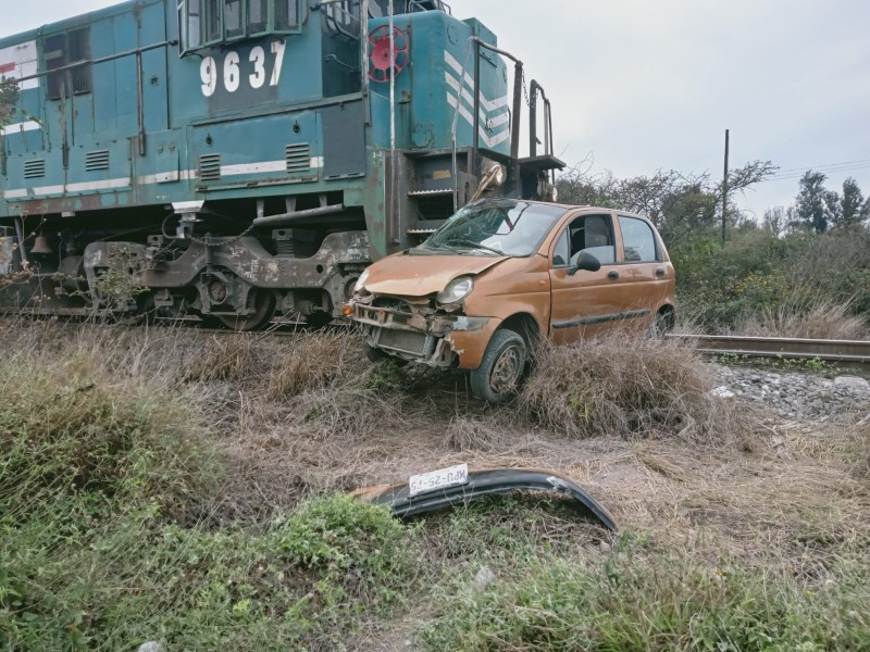 Intenta ganarle el paso a tren y lo arrastra