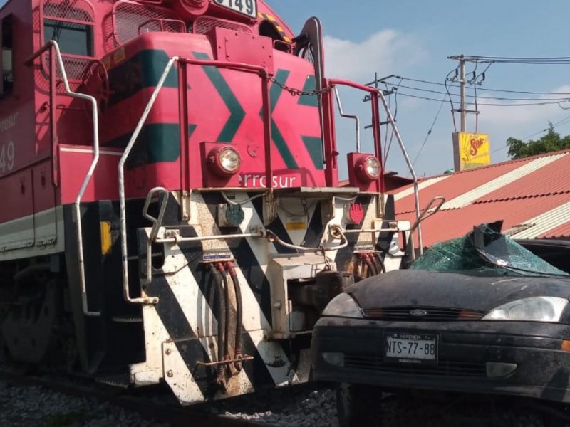 Intenta ganarle el paso y se lo lleva el tren