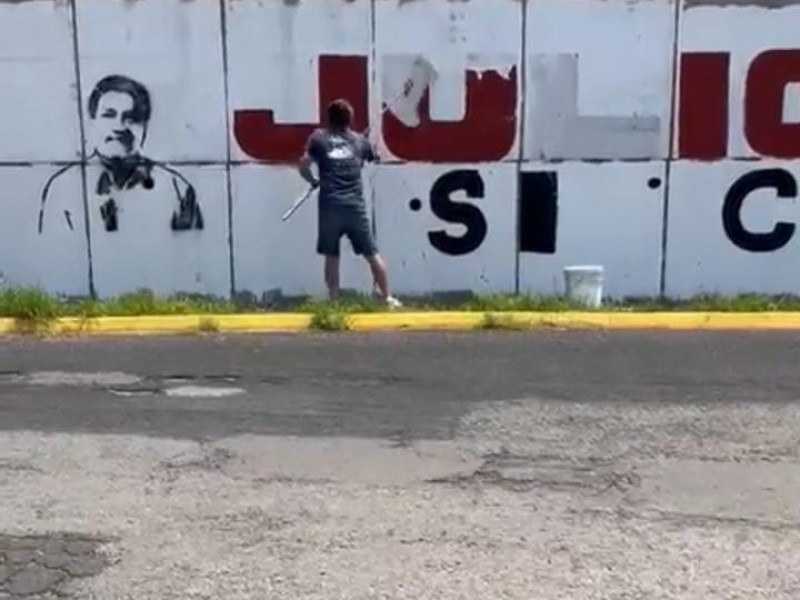 Intenta hombre borrar bardas pintadas de políticos en Puebla