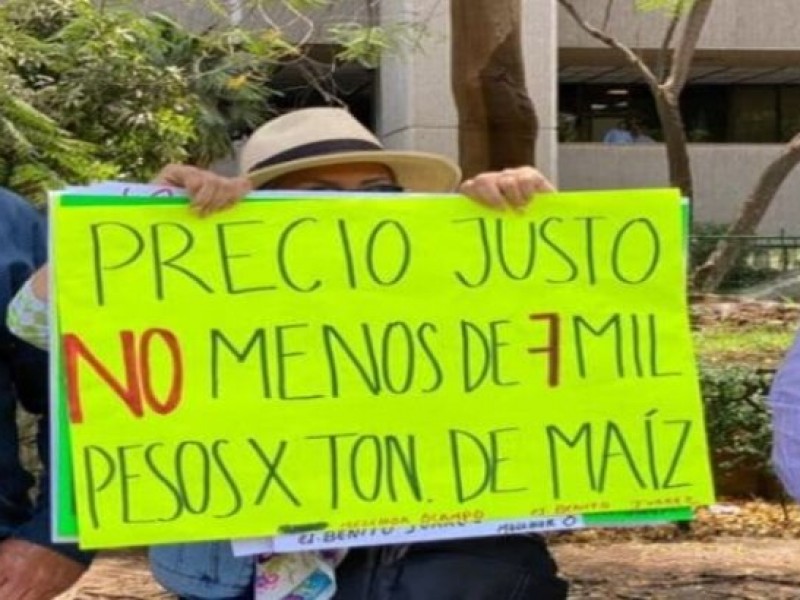 Intentan desalojar a productores agrícolas que protestan en Sinaloa