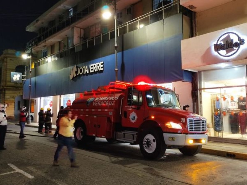 Intentan incendiar tienda departamental en Veracruz