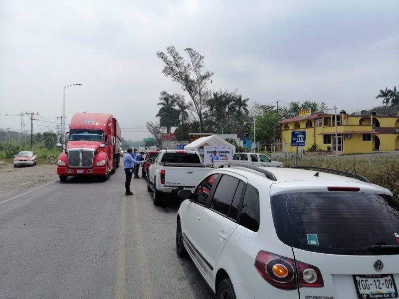 Intentan ingresar a Tuxpan pese a restricciones