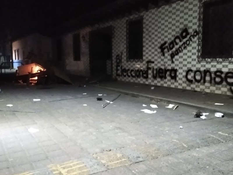 Intentan quemar casas de campaña en Nahuatzen