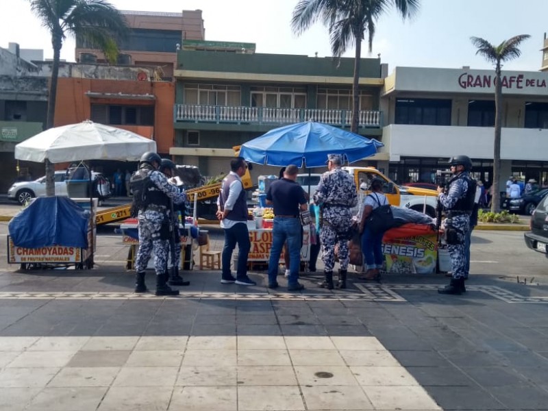 Intentan retirar a ambulantes del malecón