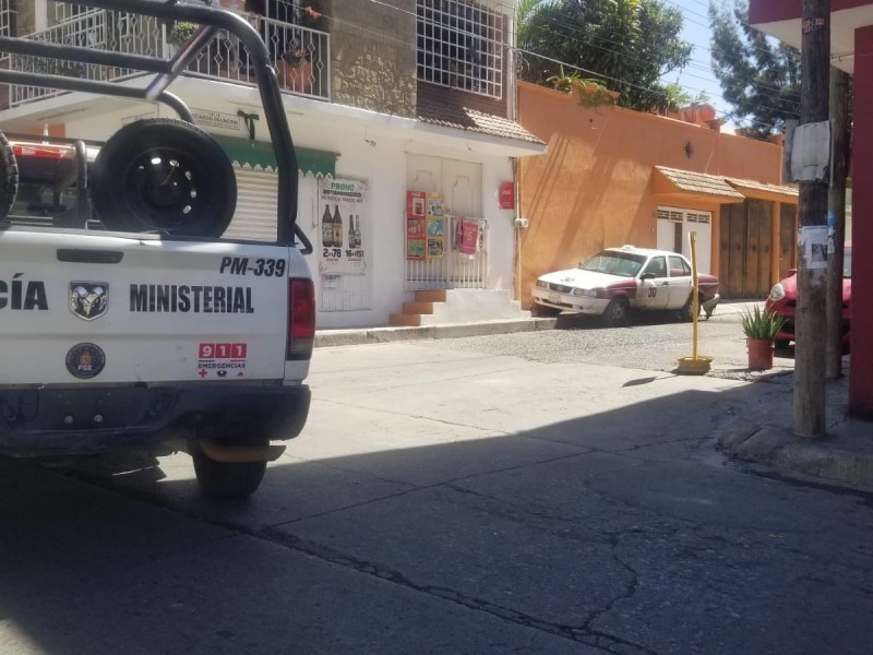 Intentan sujetos en motocicleta incendiar un taxi en Chilpancingo