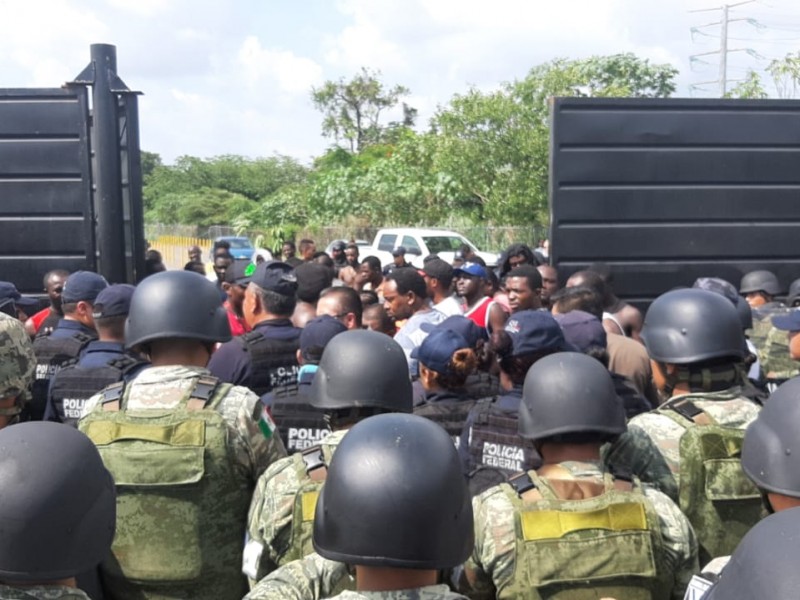 Migrantes intentan amotinarse en albergue en Tapachula