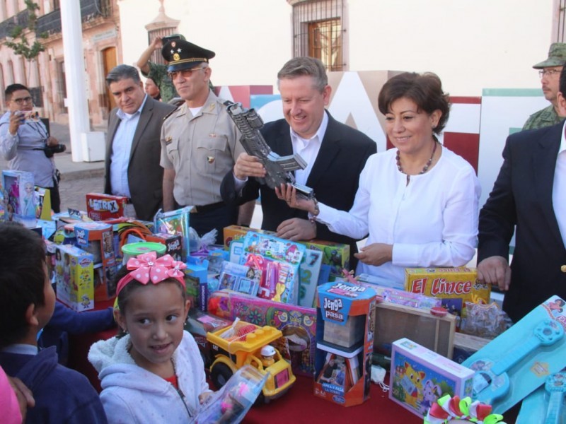 Intercambian juguetes bélicos por tradicionales