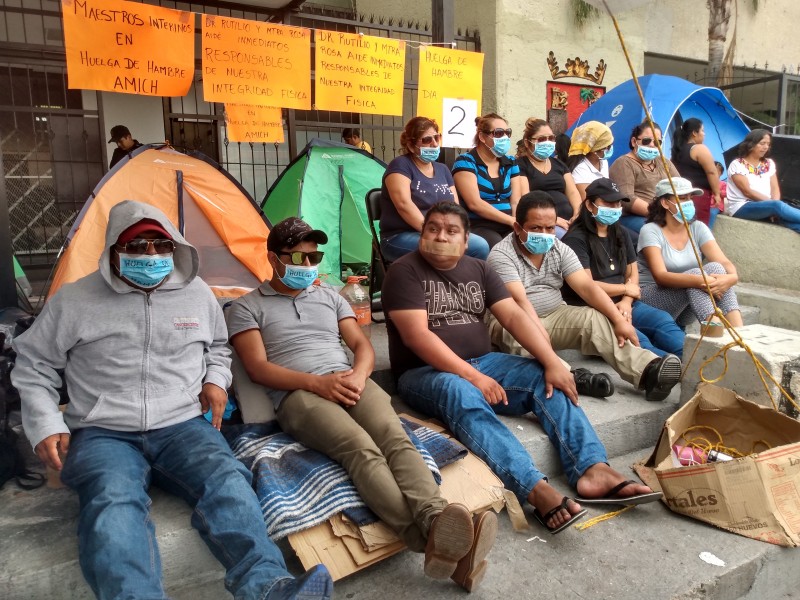 Interinos en huelga de hambre comienzan con flagelación