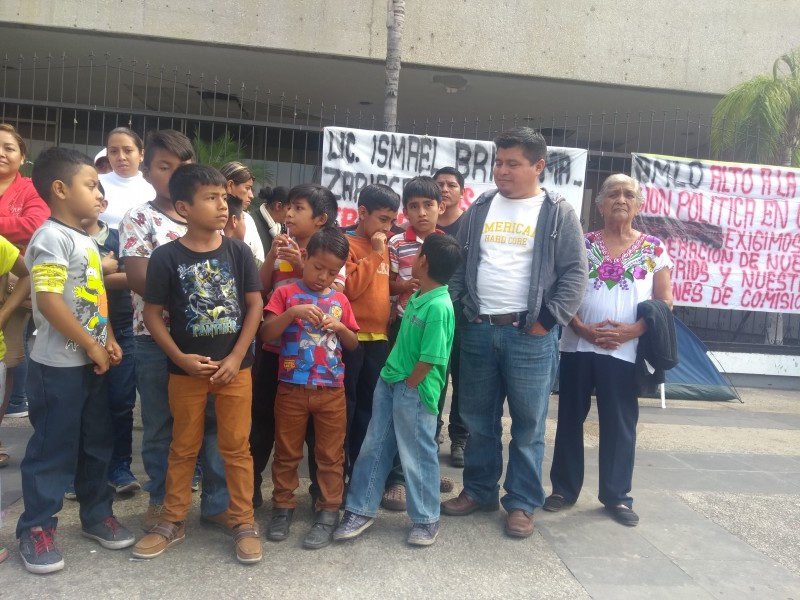 Interinos y maestro de UNICH en plantón