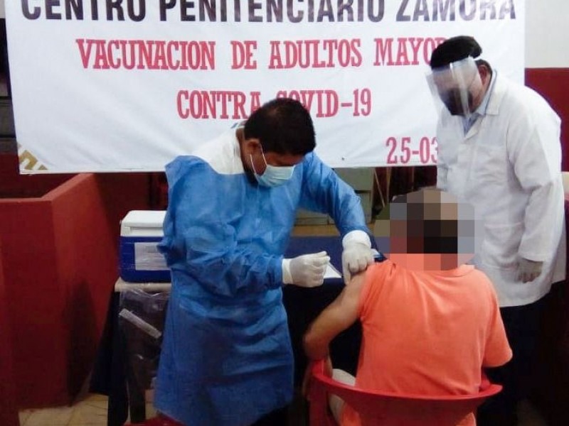 Internos de CERESOS son vacunados contra Covid-19