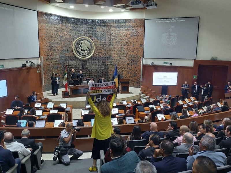 Diputados se enfrentan durante Cuarto Informe de Gobierno de Alfaro