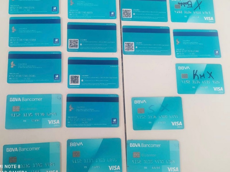 Interviene SSP a dos en poder de tarjetas bancarias apócrifas