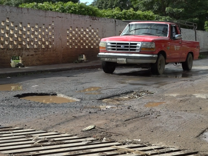 Intransitable por baches calle Camino Viejo a Puga