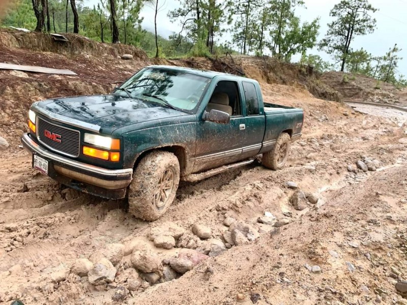 Intransitables caminos en la sierra; habitantes forzados a abandonar vehículos