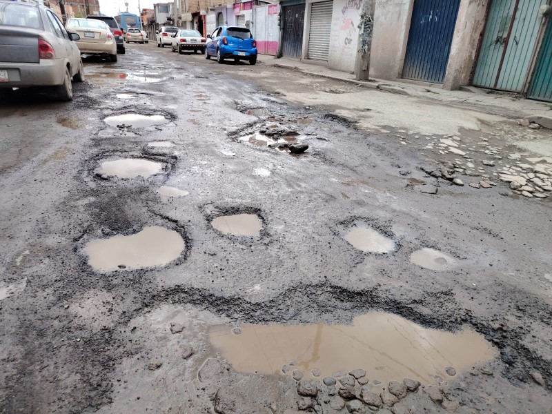 Intransitables las calles de Calixtlahuaca por exceso de baches