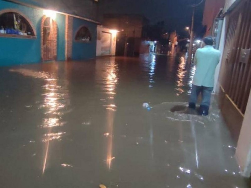 Inundación afecta decenas de viviendas en Xochimilco