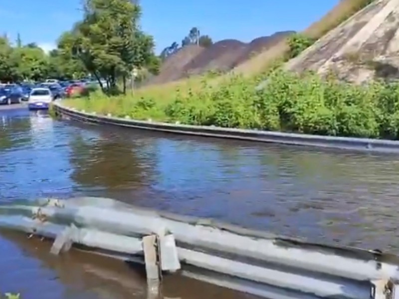 Inundación deja autos varados en la desviación hacia Forjadores