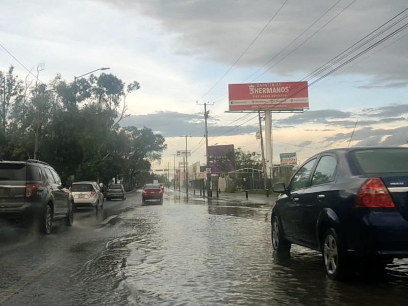 Inundación en Torres Landa genera caos vial