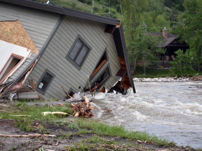 Inundaciones arrasan con puentes y casas en Montana, Estados Unidos