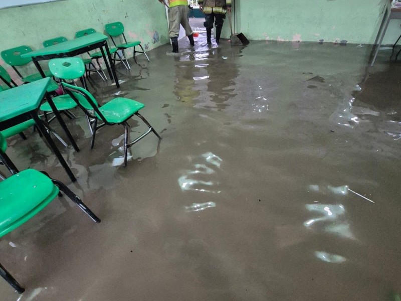 Inundaciones en Acolman por fuertes lluvias afectan una escuela