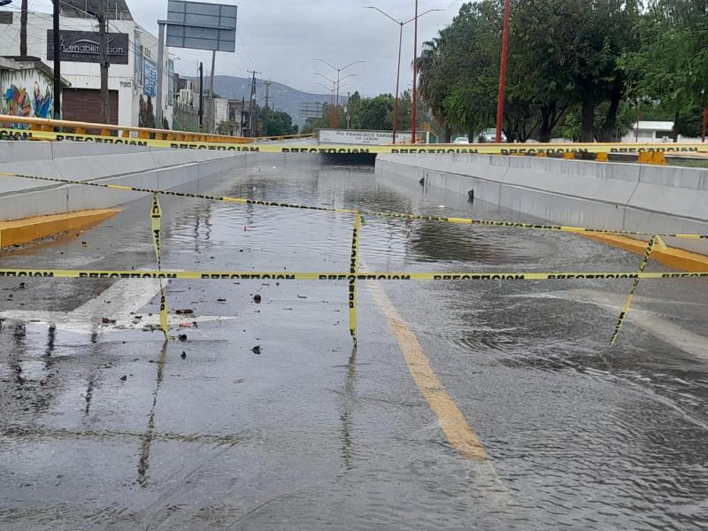 Inundaciones provocan cierres de desniveles y daños en viviendas