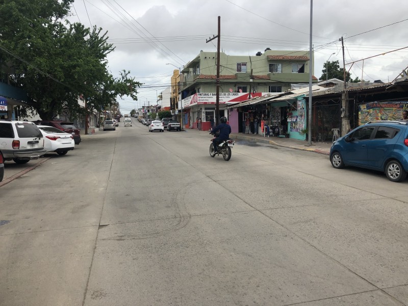 Inundaciones y derrames;  una constante en la calle Morelos