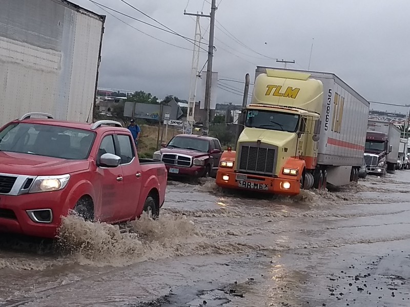 Inundado gran parte del bulevar Zapata de Silao