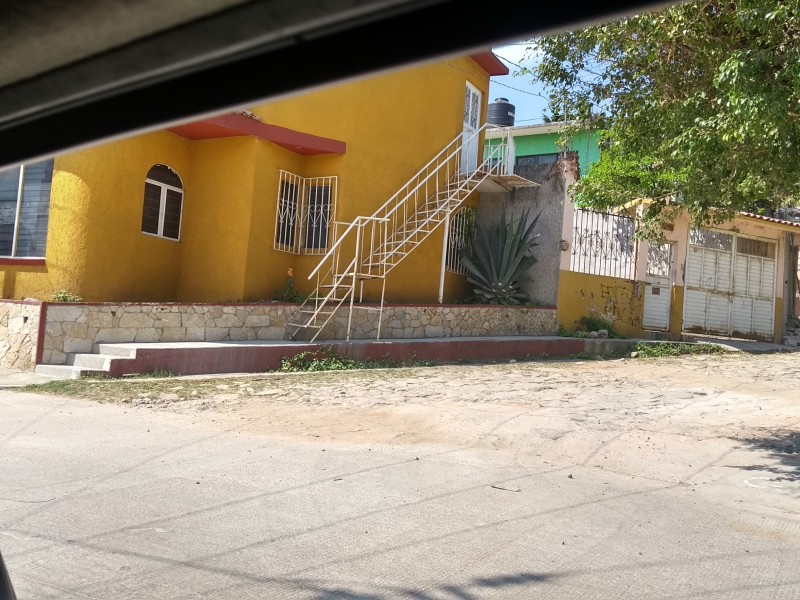 Invaden banqueta para construir escaleras.