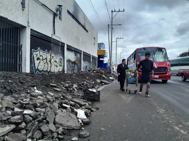 Invaden banquetas com escombro en Isidro Fabela