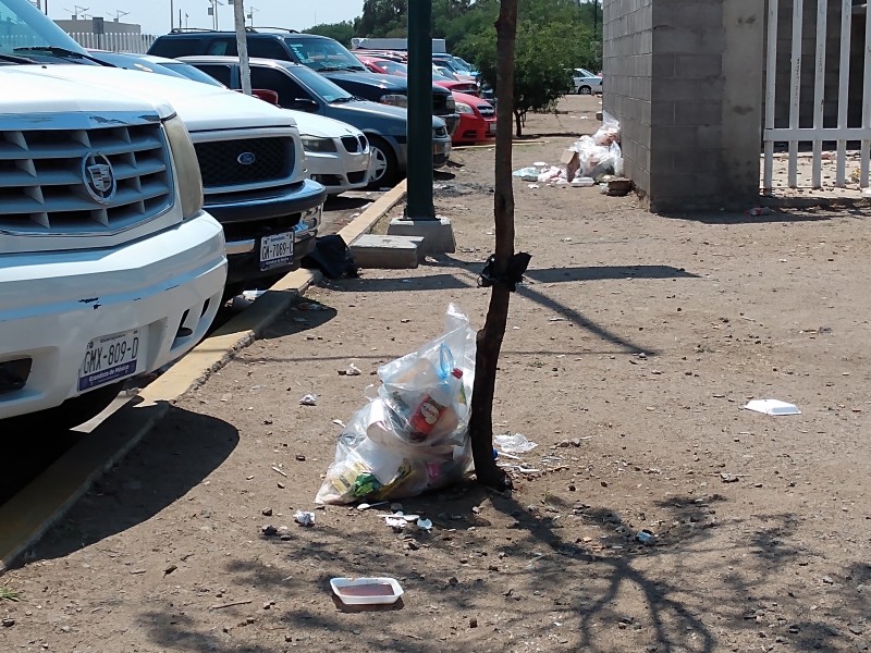 Invaden desechos de basura a las afueras del HGL