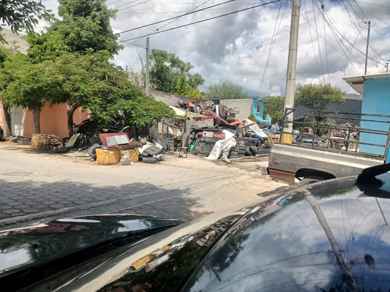 Invaden vía pública con cacharros y chatarra