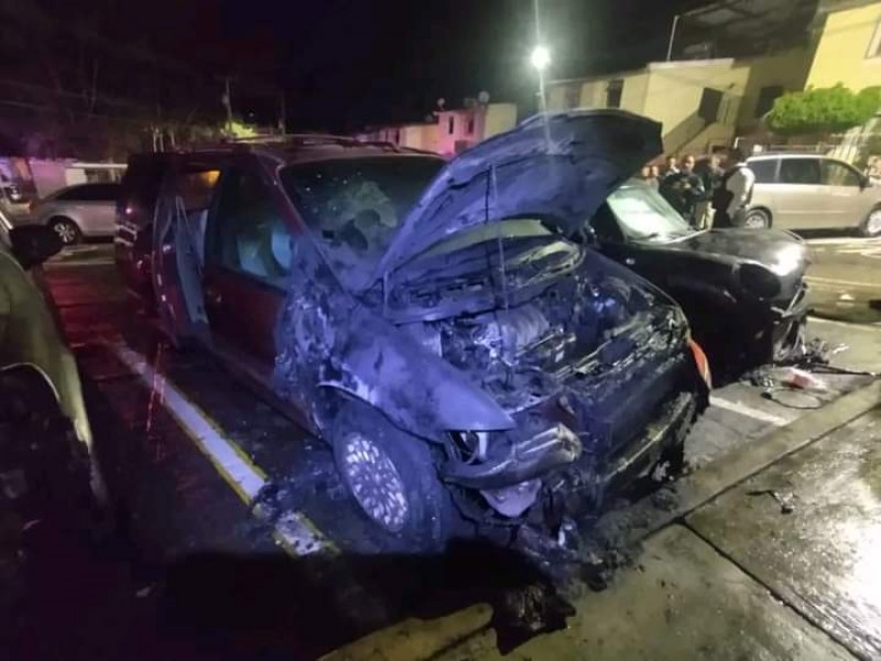 Investiga FGE incendio provocado de seis vehículos en Morelia