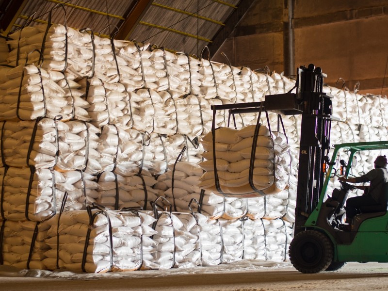 Investigan empresas en México por contrabando de azúcar