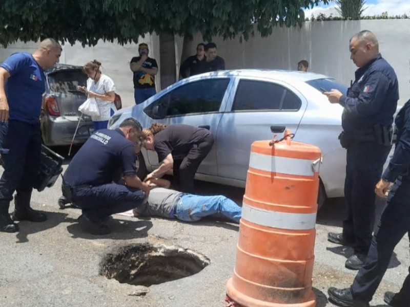 Invidente resulta lesionado al cae en alcantarilla