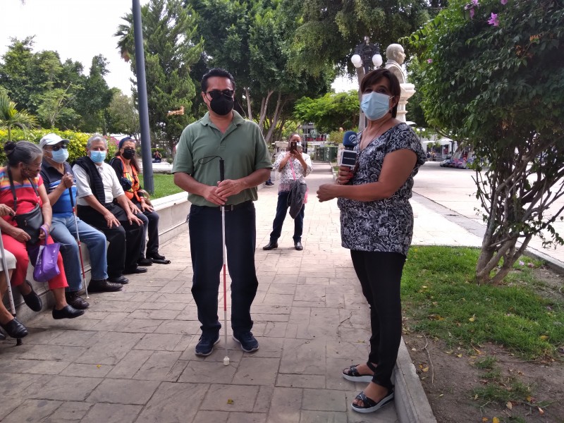 Invidentes en espera de espacio para tomar clases