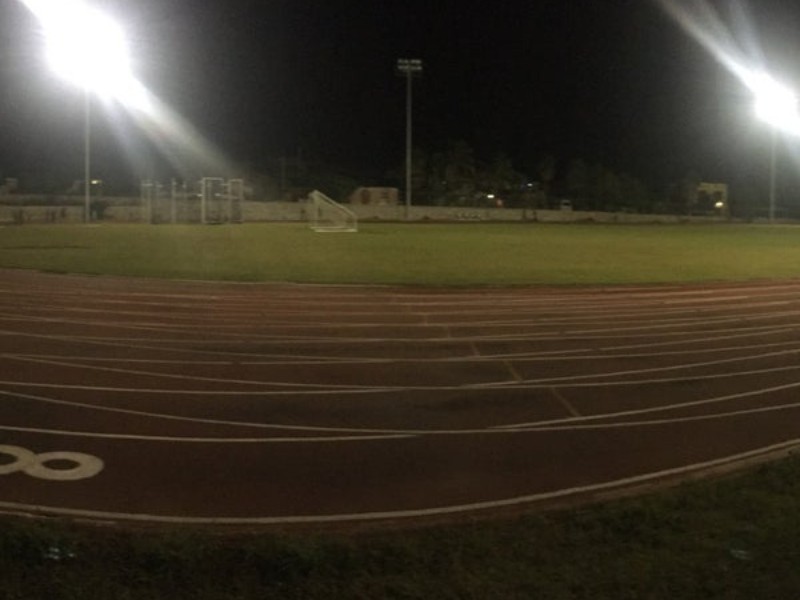 Invierte municipio en instalación de luminarias en unidades deportivas